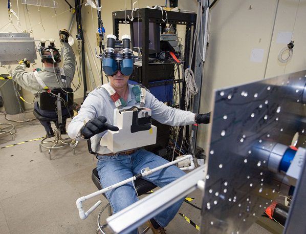 Personne en tenue d'entraînement avec casque VR bleu dans une station spatiale, allégorie de l'administration informatique