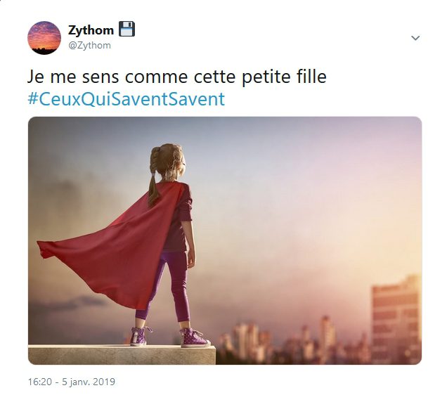 Enfant portant une cape rouge observant une ville au loin depuis un rebord