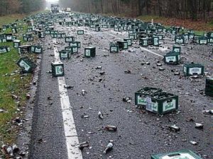 Route couverte de centaines de boîtes noires renversées