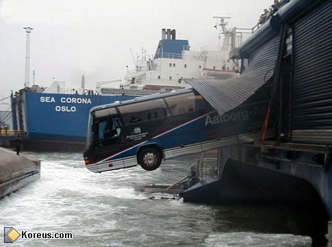 Navire cargo franchissant un camion dans un port