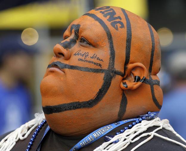 Tête peinte aux motifs de ballon de basket avec texte sur les joues