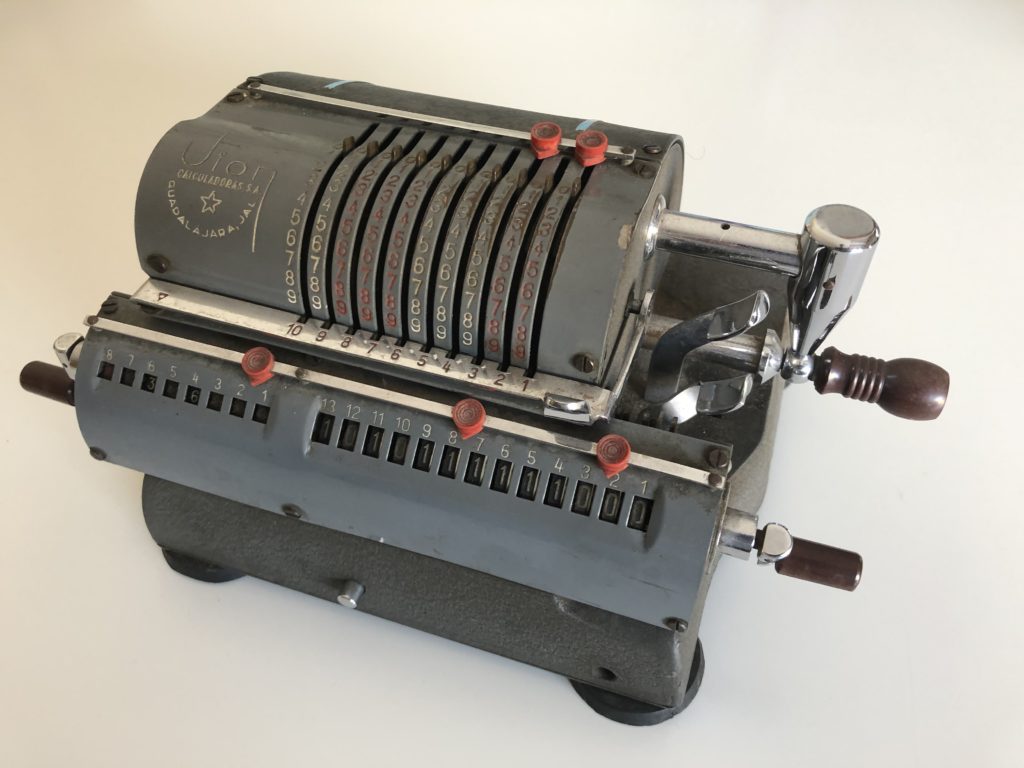 Machine à calculer mécanique ancienne avec cylindres numérotés et manivelle