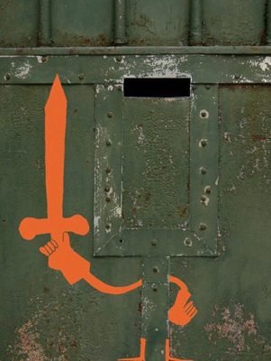 Épée orange peinte sur porte métallique verte rouillée