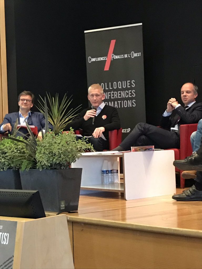 Trois hommes en costume lors d'une conférence Confluences Pénales de l'Ouest