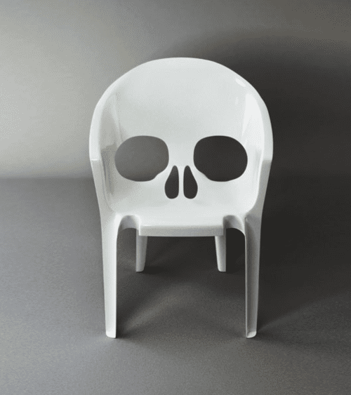 Fauteuil blanc au design crâne avec deux grands trous pour les yeux