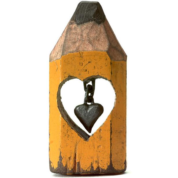 Sculpture gravée en miniature dans la mine d'un crayon : cœur avec chaîne