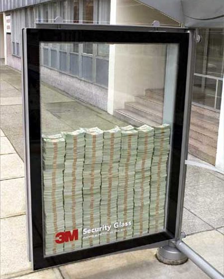 Vitre d'abribus publicité 3M Security Glass montrant piles de billets euros