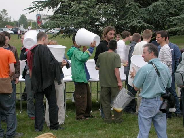 Groupe de personnes manipulant des seaux lors d'un événement extérieur