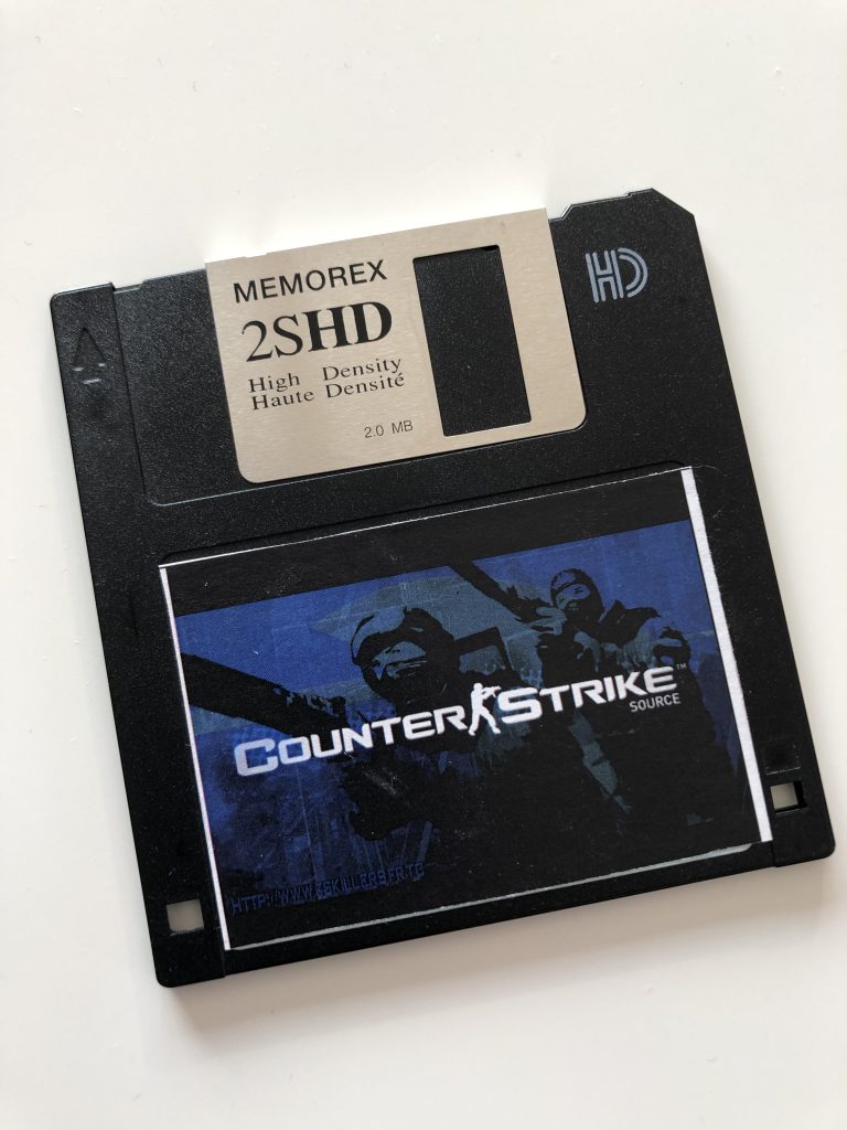 Non, CS ne tient pas sur une disquette^^