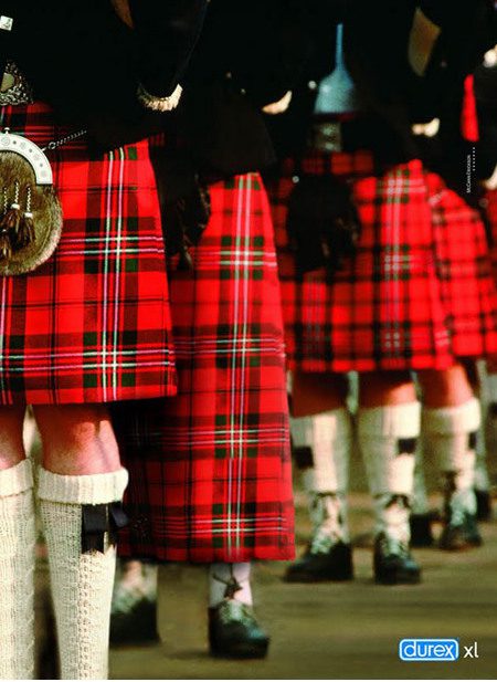 Silhouette de personnages vêtus de kilts écossais rouges