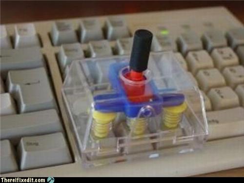 Clavier ancien avec joystick bricolé en bouteilles plastiques colorées
