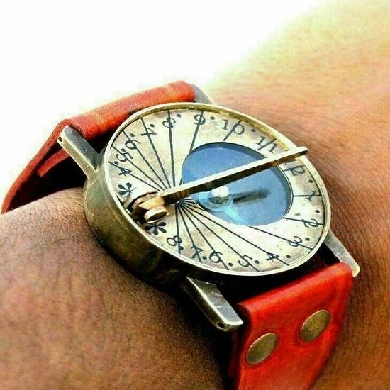 Montre vintage avec cadran solaire ovale et bracelet rouge
