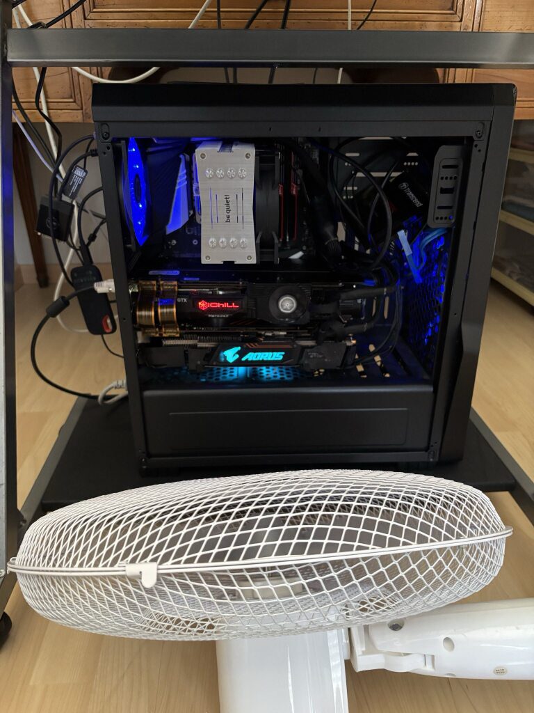 Intérieur de boîtier PC noir gaming avec composants et ventilateurs bleus LED illuminés