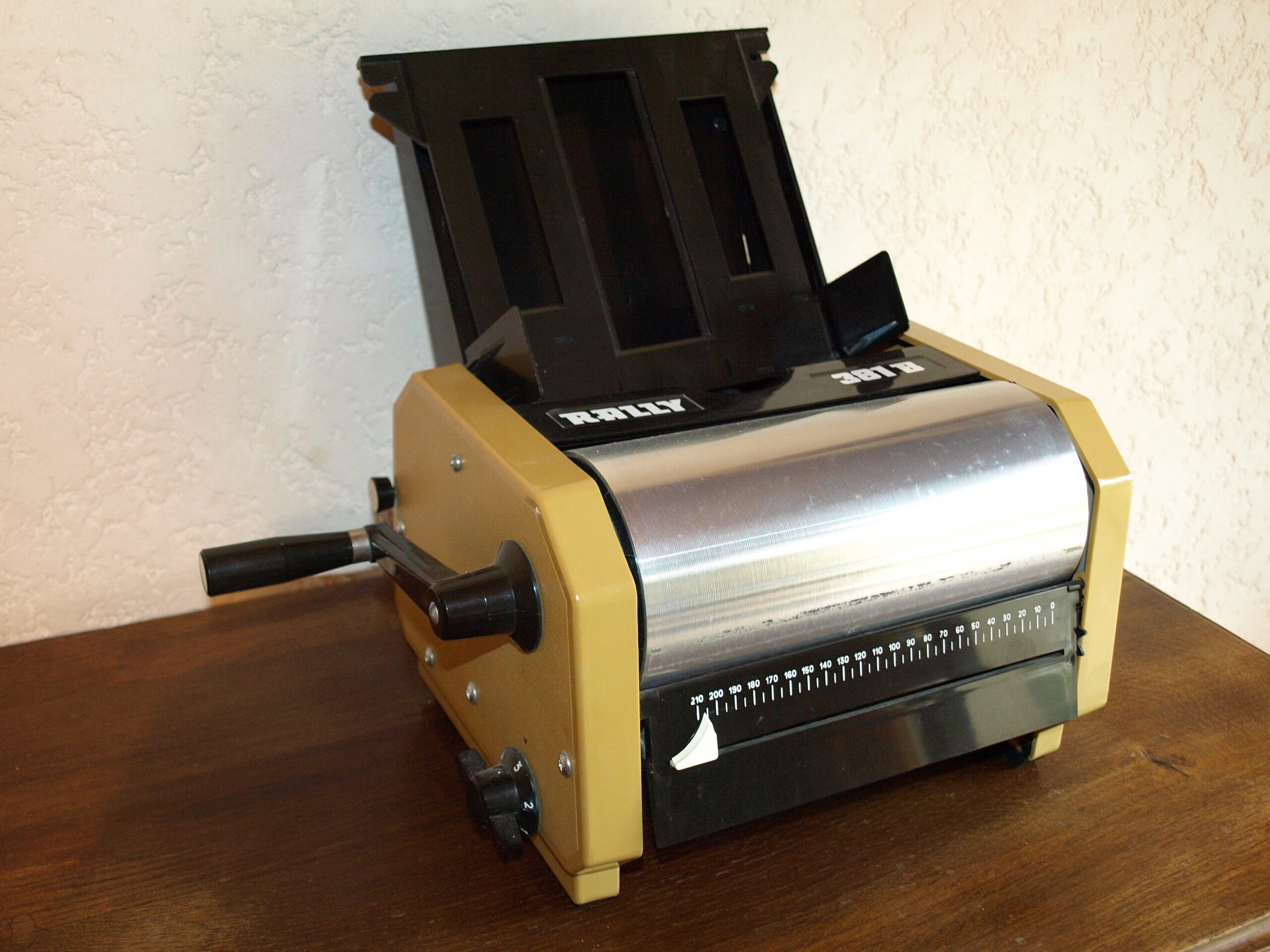 Duplicateur à alcool vintage jaune et noir des années 70-80 avec rouleau métallique
