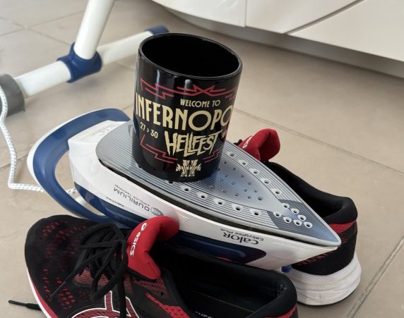 Composition d'objets symbolisant la solitude : chaussures, patinoscope bleu et blanc, tasse Infernopc