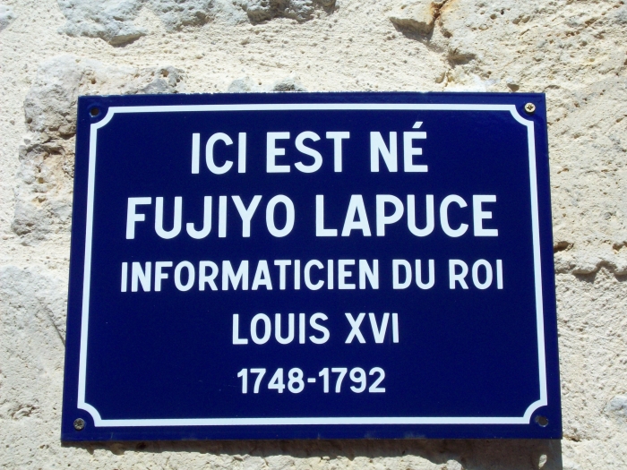 Plaque bleue en marbre blanc : « ICI EST NÉ FUJIYO LAPUCE INFORMATICIEN DU ROI LOUIS XVI 1748-1792 »