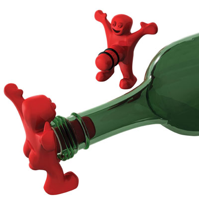 Figurines rouges émergeant d'une bouteille verte, style bouchon géant