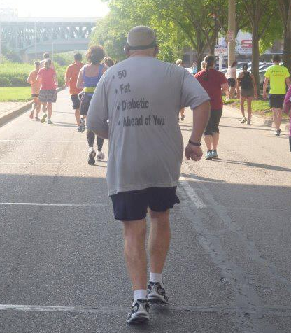 Homme en costume jogging portant un t-shirt humoristique sur le travail