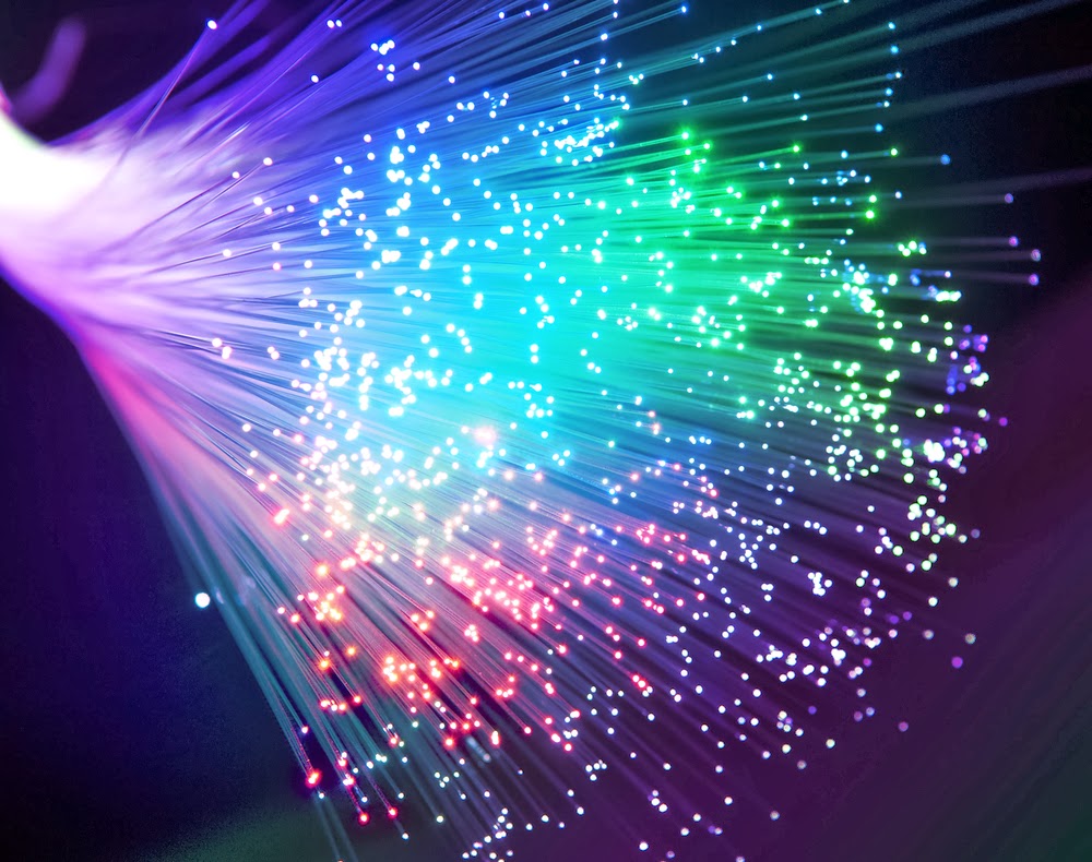 Faisceau de fibres optiques brillantes émettant des points multicolores