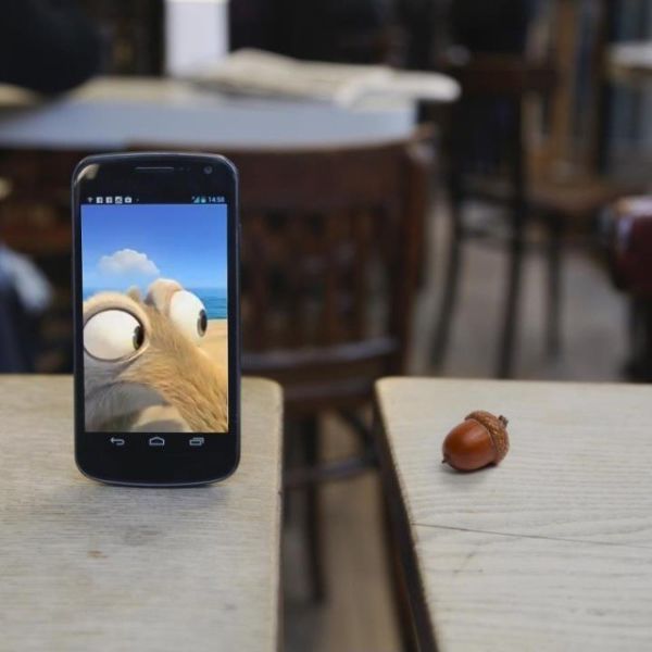 Smartphone affichant un oiseau géant dans une illusion d'optique perspective