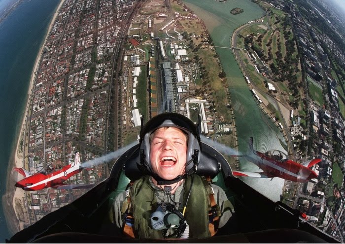 Selfie aérien au-dessus d'une baie côtière avec vue des ailes d'avion