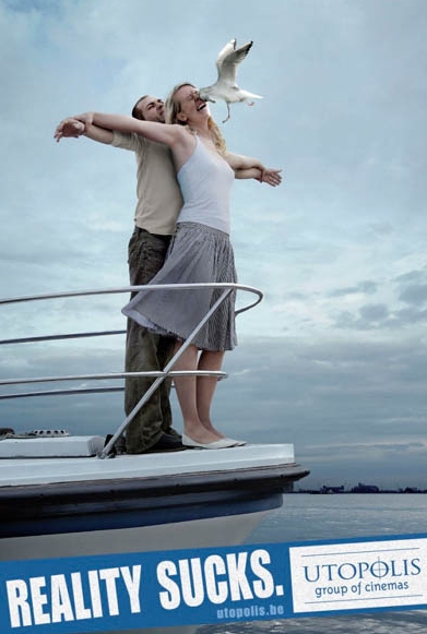 Couple à bord imitant pose Titanic avec slogan Reality Sucks