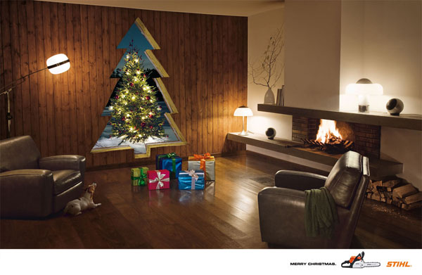 Intérieur de maison à Noël avec sapin illuminé, cadeaux colorés et cheminée allumée - Publicité STIHL