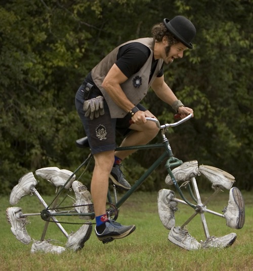 Cycliste en équipement sportif roulant sur un vélo aux roues façonnées en forme de cœurs blancs