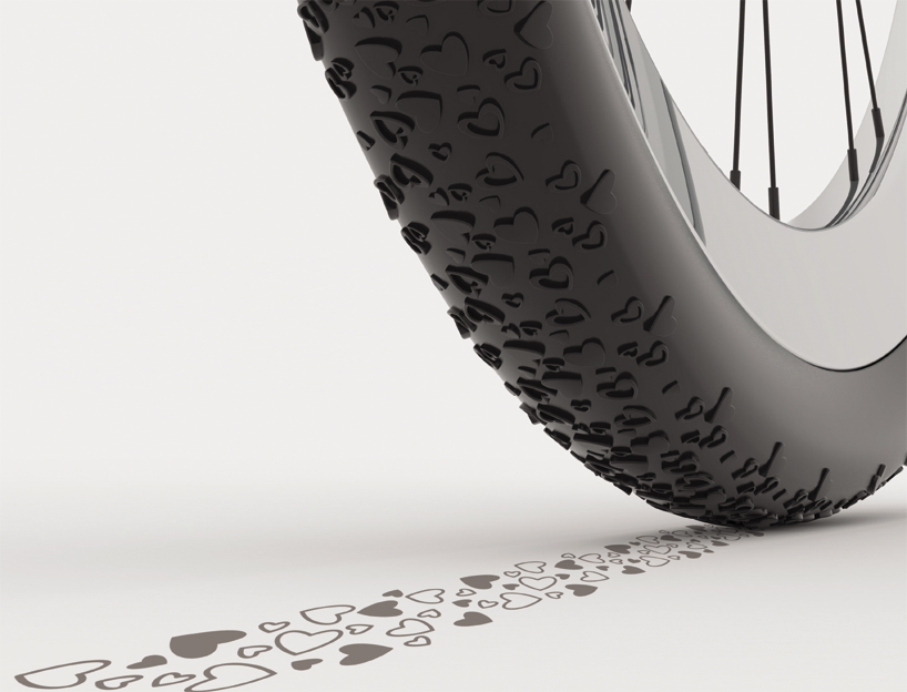Illustration : pneu de vélo dont le motif de sculpture laisse une trace de petits cœurs sur le sol