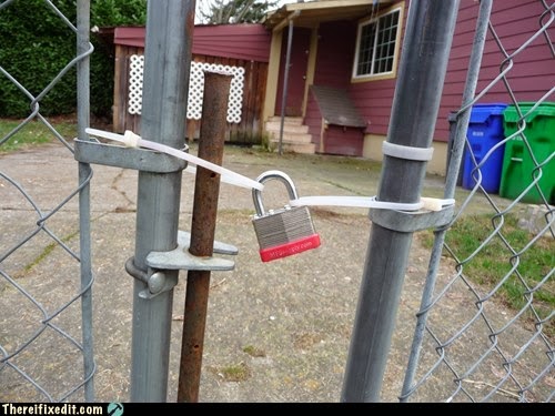 Portail de cour fermé par une chaîne et un cadenas